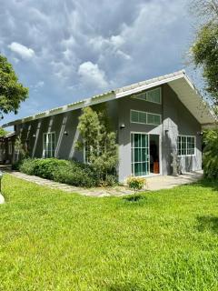 Private Garden Retreat 2BR Sleeps 6 Gateway - 9