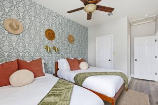Spacious 8BR Austin Compound Near DTown Sleeps 20 - 3