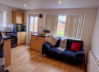 Contractor Accommodation Sleeps 5 Parking for 2 Vans - Prescot - 3