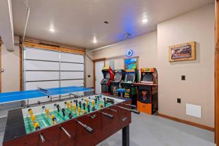 Mountain Top Retreat - Walk to River, Game Room, Hot Tub, Yellowstone - 9