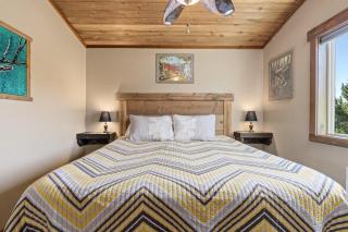 Mountain Top Retreat - Walk to River, Game Room, Hot Tub, Yellowstone - 6