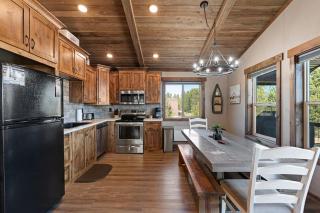 Mountain Top Retreat - Walk to River, Game Room, Hot Tub, Yellowstone - 5