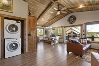 Mountain Top Retreat - Walk to River, Game Room, Hot Tub, Yellowstone - 4