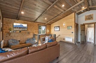 Mountain Top Retreat - Walk to River, Game Room, Hot Tub, Yellowstone - 3