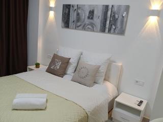 Kyiv Cocoon, Warm & Unique Apartment near Rail Station - 0