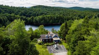 Secluded 3-bedroom log home that borders VT state park - 6