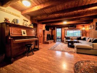 Secluded 3-bedroom log home that borders VT state park - 3