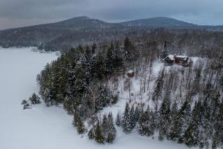 Secluded 3-bedroom log home that borders VT state park - 8