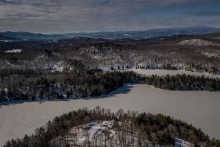 Secluded 3-bedroom log home that borders VT state park - 7