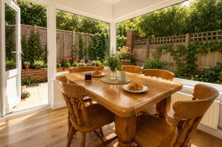 Modern 3 Bed Home with Garden and Parking - 4
