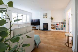 Modern 3 Bed Home with Garden and Parking - 3