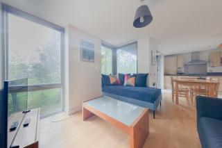 Spacious 2 Bedroom Apartment Near White City - 6