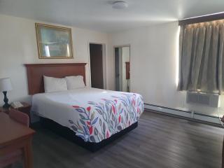 Canadiana Motel - 0