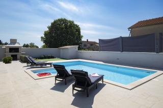 Ferienhaus Georgine mit Pool - 1