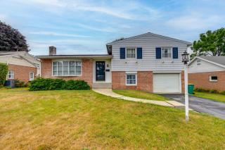 3 Mi to Berkshire Mall: Suburban Stay w/ Yard! - 8