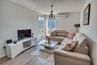 Bright Modern Holiday Home With Postcard Lake View - 6