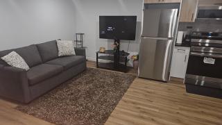Cozy and Bright Private Basement Suite - 7