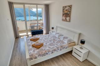 Bright Modern Holiday Home With Postcard Lake View - 4