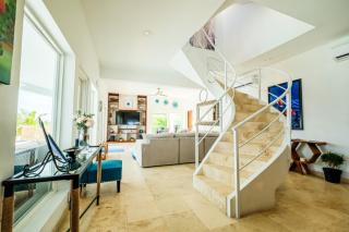 The Fox Villa - Waterfront, 2 Private Pools, Own Boat with Captain, Free Shuttle - 1