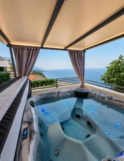 Apartman Štorija with Private Jacuzzi-Brela - Brela - 1