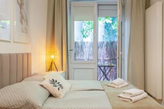 June C studio w/small balcony - 0