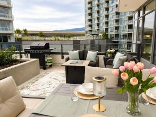 Pool Deck Walkout-Lakefront Luxury Resort Aqua 3 - 4