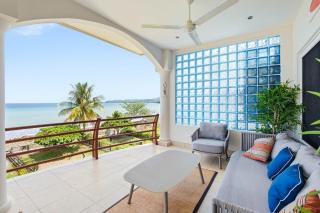 Beachfront Penthouse with Panoramic Ocean Views - 3