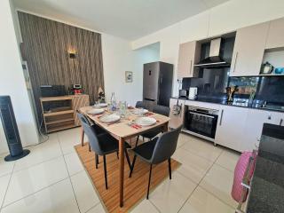Freesia 4 Apartment Pool 3 min walk to beach and shops - 2