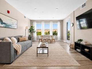 Sparks Marina 2BR Mountain Views Pool & Hot Tub - 0