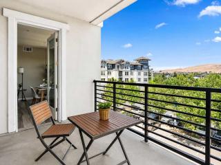 Sparks Marina 2BR Mountain Views Pool & Hot Tub - 3