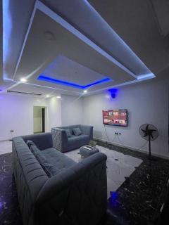Stylish 3-Bedroom En-Suite Apartment, 5 Mins to Airport - 0