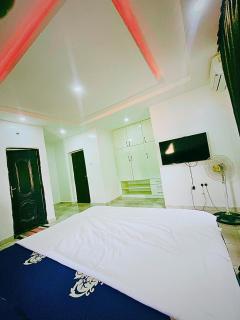 Stylish 3-Bedroom En-Suite Apartment, 5 Mins to Airport - 7