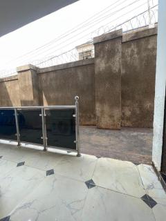 Stylish 3-Bedroom En-Suite Apartment, 5 Mins to Airport - 8
