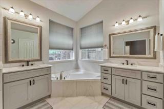 Woodlands Grand 3BR Cozy House - 6