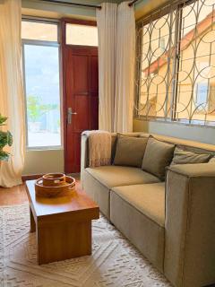 The Sunrise Haven - Top Floor Breeze Apartment in Oysterbay - 0