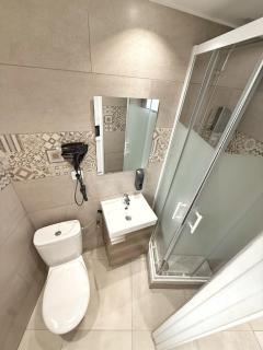 Suites nuevas con baño privado frente al metro st MWC Barcelona-FIRA - 1