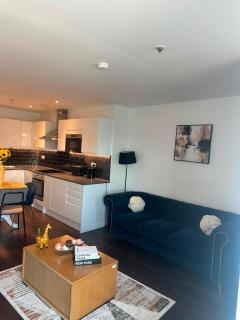 London Bliss Apartment - Cozy Stay with City Views - 9