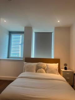 London Bliss Apartment - Cozy Stay with City Views - 8