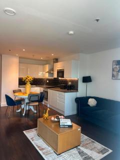 London Bliss Apartment - Cozy Stay with City Views - 4