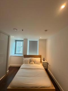 London Bliss Apartment - Cozy Stay with City Views - 2