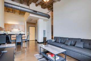West Loop - City Views With In & Out Parking 5 - 7