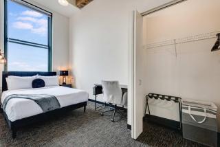 West Loop - City Views With In & Out Parking 4 - 8