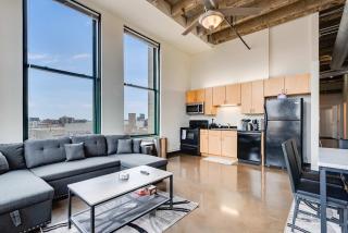 West Loop - City Views With In & Out Parking 4 - 6