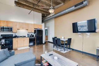 West Loop - City Views With In & Out Parking 4 - 5