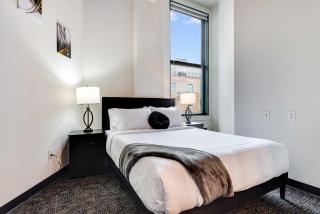 West Loop - City Views With In & Out Parking 6 - 8