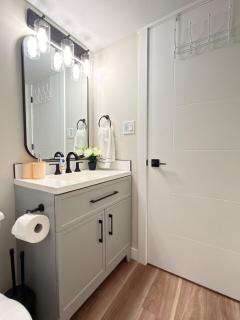 Stylish Luxury-Inspired Suite in Regina - 3