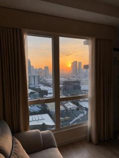 2BR Condo in Mandaluyong with Sunrise View, 65 Inch OLED TV and DisneyPlus - 8