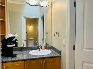A lucky quiet en-suite on the second floor with independent entranceclose to YVR - 4