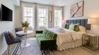 The Green Room - Pool View Studio and Parking Spot at 1920s Historic Residence on Palm Beach Island - 0