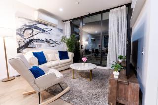 High Rise Harbour Views 2BR Pool Parking & Balcony - 6